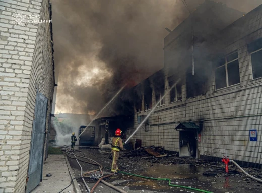 У Ромнах горить підприємство: рятувальники борються з вогнем фото