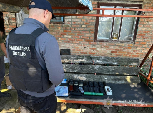Поліція вилучила в чоловіка на Охтирщині арсенал боєприпасів і наркотики фото
