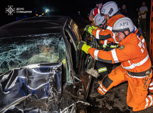Під Сумами рятувальники деблокували чоловіка з понівеченого авто (відео) фото Під Сумами рятувальники деблокували чоловіка з понівеченого авто (відео) фото