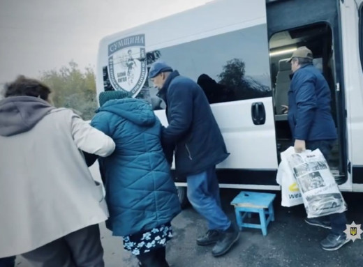 Спецпідрозділ «Білий янгол» евакуював родину з маломобільною жінкою з-під обстрілів на Глухівщині фото
