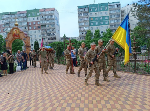 У Сумах провели в останню путь захисника України Романа Трохоненка фото