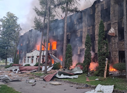 У Сумах внаслідок атак безпілотників пошкоджено дві багатоповерхівки: працює штаб фото