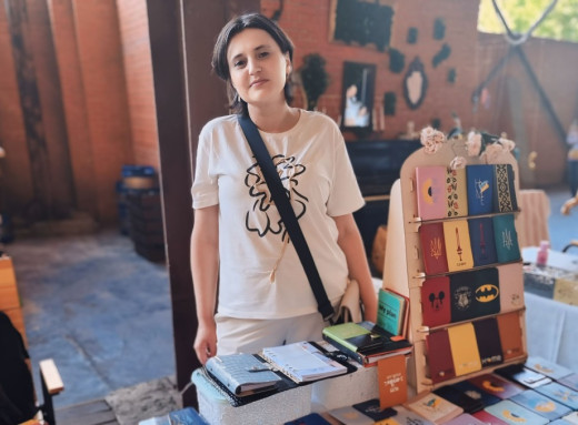 «Знаходжу натхнення в людях» – як сумська майстриня виготовляє обкладинки на паспорти фото «Знаходжу натхнення в людях» – як сумська майстриня виготовляє обкладинки на паспорти фото