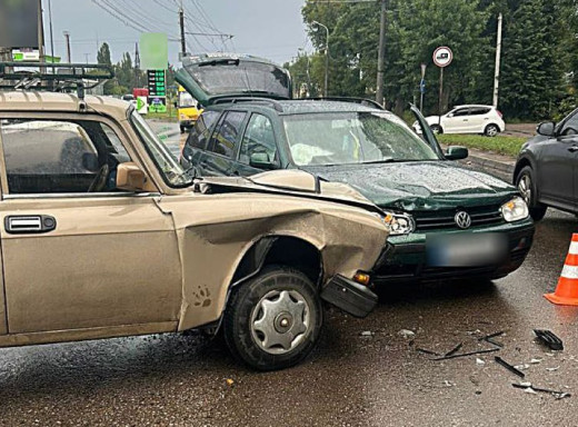 У Сумах Москвіч врізався у Фольксваген фото