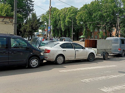 У Сумах через недотримання дистанції водійка Mercedes спричинила потрійну ДТП фото У Сумах через недотримання дистанції водійка Mercedes спричинила потрійну ДТП фото
