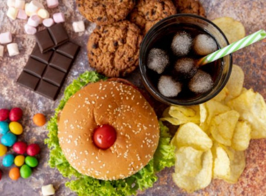 5 продуктів, які підвищують тривожність та стрес: що варто прибрати з раціону фото 5 продуктів, які підвищують тривожність та стрес: що варто прибрати з раціону фото