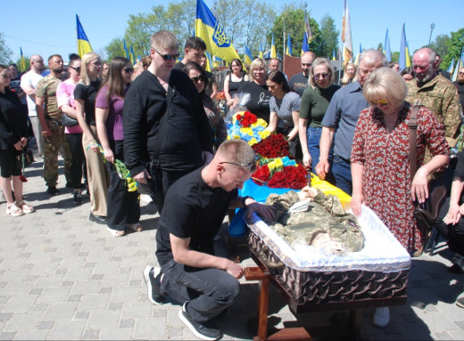 У Шостці провели в останню путь 33-річного захисника Сергія Дворніченка фото