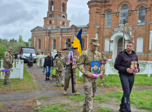 Лебединська громада попрощалася із захисником Сергієм Ткаченком фото