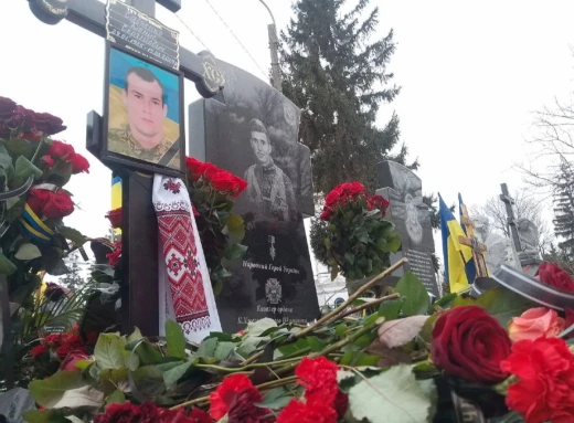У Сумах попрощалися із захисником Денисом Савченком, який загинув під час атаки “шахеду” фото