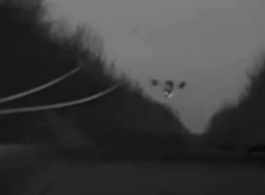 На Сумщині ворожий дрон влучив у машину прикордонників і не вибухнув (відео) фото На Сумщині ворожий дрон влучив у машину прикордонників і не вибухнув (відео) фото