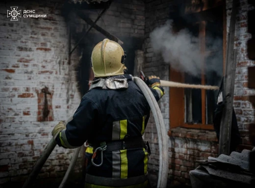 У Сумах рятувальники загасили пожежу в шестиквартирному будинку (відео) фото
