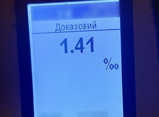 У Сумах патрульні зупинили п'яного водія, який проїхав на червоний фото У Сумах патрульні зупинили п'яного водія, який проїхав на червоний фото