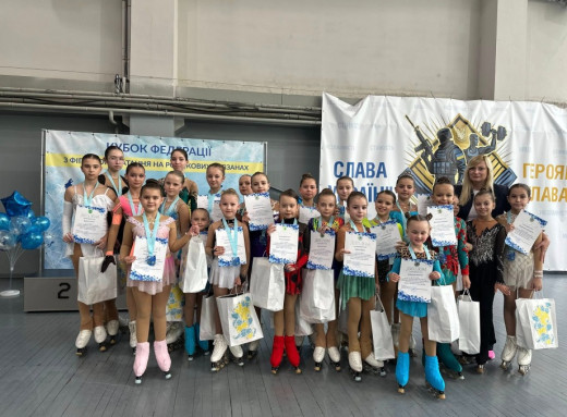 Сумські фігуристки тріумфували на Кубку Федерації "Буковина 2025" фото Сумські фігуристки тріумфували на Кубку Федерації "Буковина 2025" фото