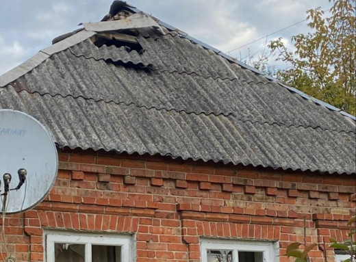 У Сумській громаді російський дрон «молнія» влучив у житловий будинок фото