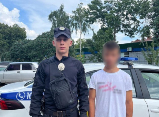 Знайшли за дві години: у Сумах поліцейські розшукали підлітка з Роменщини фото Знайшли за дві години: у Сумах поліцейські розшукали підлітка з Роменщини фото