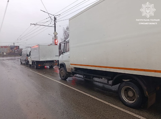 Водій вантажівки спричинив ДТП за участі трьох авто в Сумах фото