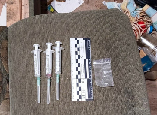 Утримував наркопритон у квартирі: поліція викрила 42-річного мешканця Сумського району фото