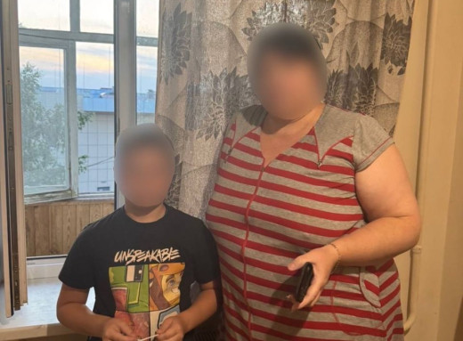 У Сумах поліцейські врятували хлопчика, який сидів на підвіконні третього поверху фото У Сумах поліцейські врятували хлопчика, який сидів на підвіконні третього поверху фото
