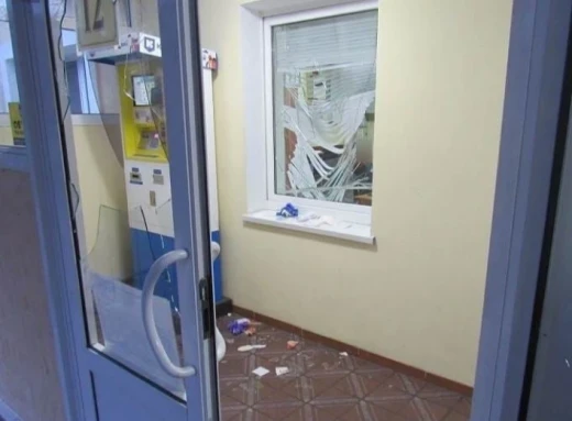 У Києві сум’янина затримали за хуліганство: розбив вікна в адмінбудівлі та травмував охоронця фото
