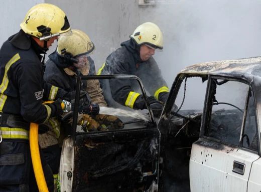 У Сумах рятувальники загасили палаючу автівку (відео) фото