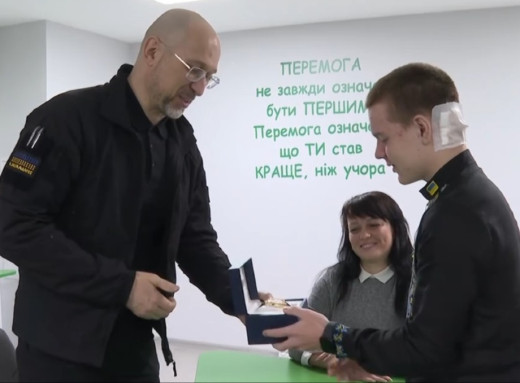Прем’єр-міністр України нагородив сумського школяра Кирила Ілляшенка за героїчний вчинок фото Прем’єр-міністр України нагородив сумського школяра Кирила Ілляшенка за героїчний вчинок фото