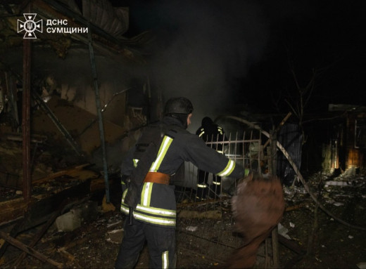 Наслідки нічної атаки: рятувальники ліквідували пожежу в Сумській громаді (відео) фото