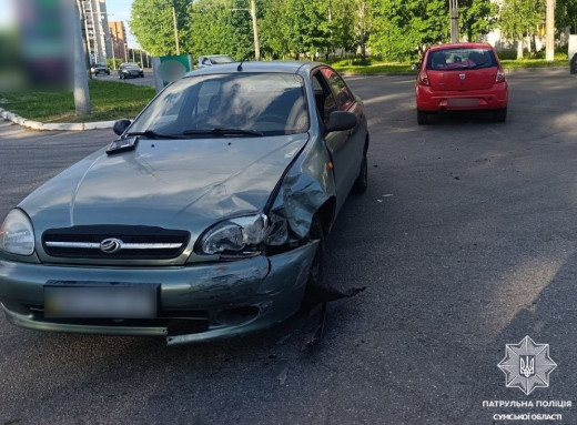 У Сумах водійка легковика влаштувала ДТП на виїзді з автозаправки фото