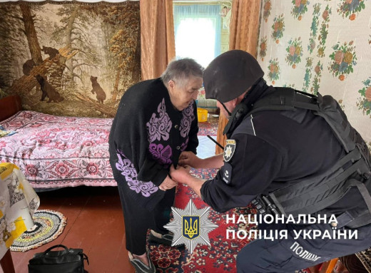 Попри пробите колесо, поліція Сумщини евакуювала двох літніх жінок з прикордоння фото Попри пробите колесо, поліція Сумщини евакуювала двох літніх жінок з прикордоння фото