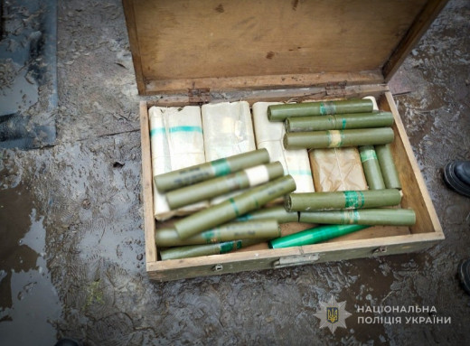 У Сумському районі поліція виявила у чоловіка арсенал боєприпасів фото