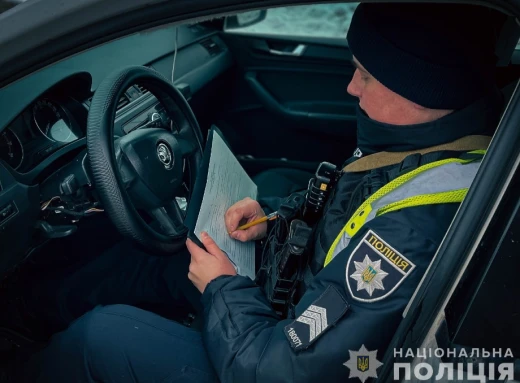 У Сумах п'яний водій намагався дати хабар у 100 тис. грн поліцейським фото