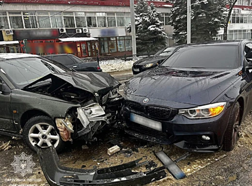 У середмісті Сум зіткнулися Volvo і BMW фото