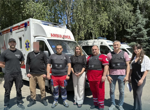 Сумська "швидка" отримала понад 100 бронежилетів для захисту медиків фото