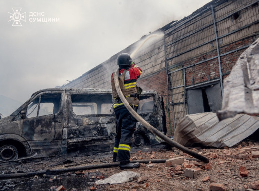 Сумські рятувальники потрапили під повторні удари під час ліквідації наслідків атаки "Шахедів" фото Сумські рятувальники потрапили під повторні удари під час ліквідації наслідків атаки "Шахедів" фото