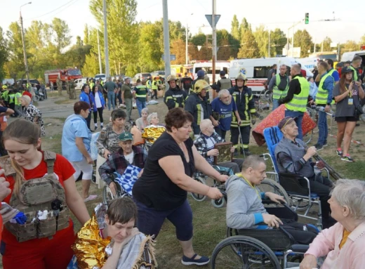 Всі пацієнти Сумського геріатричного пансіонату, пошкодженого внаслідок російського обстрілу, евакуйовані фото