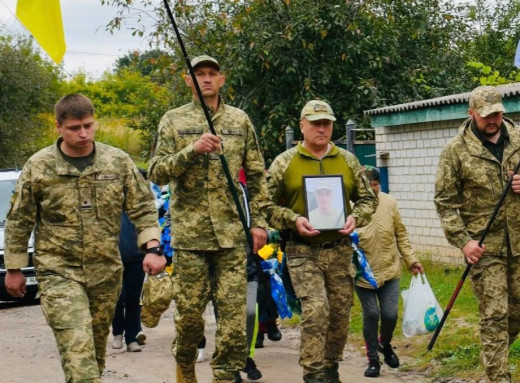 У Кролевці попрощалися з полеглим захисником Анатолієм Дерискибою фото