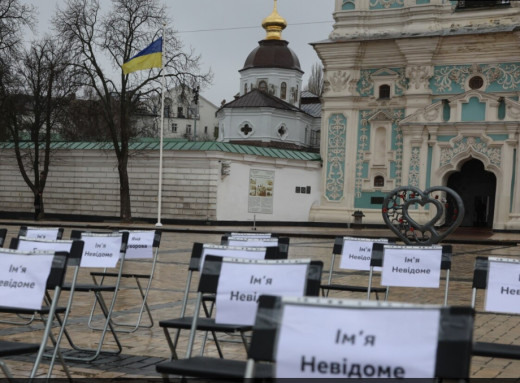 У Києві відбулась акція «Порожні стільці» на підтримку зниклих і ув’язнених через війну фото