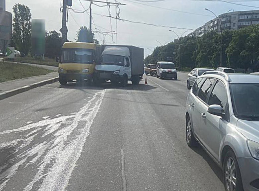 На Харківській у Сумах вантажівка спричинила ДТП з маршруткою та легковиком фото На Харківській у Сумах вантажівка спричинила ДТП з маршруткою та легковиком фото