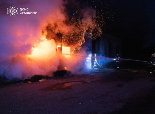 У Сумах ліквідували масштабне загоряння на складі фото