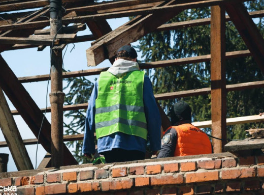 У Сумах продовжують відновлювальні роботи в житловому секторі після ворожого обстрілу фото