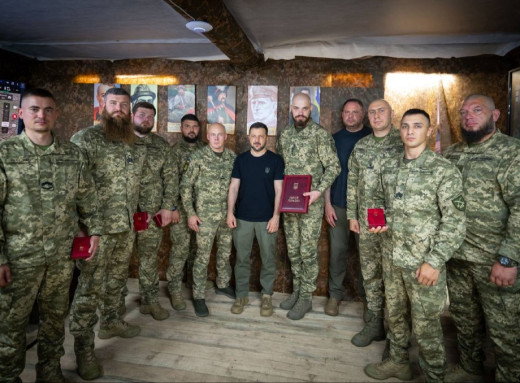 Зеленський на Сумщині: обговорив звільнення територій та нагородив бійців фото Зеленський на Сумщині: обговорив звільнення територій та нагородив бійців фото