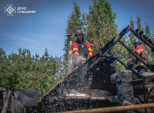 Приборкували вогонь під загрозою повторних ударів: рятувальники ліквідували пожежі у Сумах (відео) фото