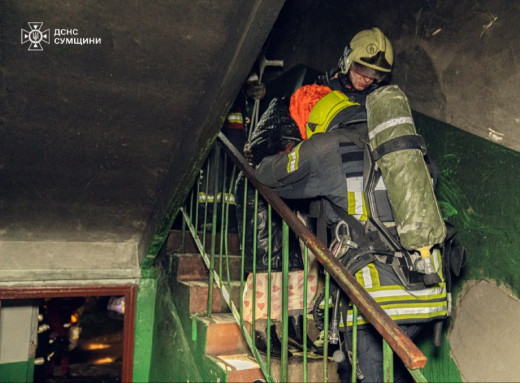 У Сумах на пожежі в п’ятиповерхівці врятовано шістьох осіб, серед них дитина (відео) фото