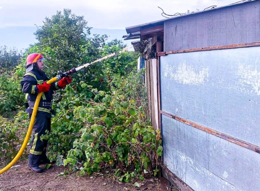 На Охтирщині вогнеборці врятували гараж та господарчу будівлю від пожежі (відео) фото