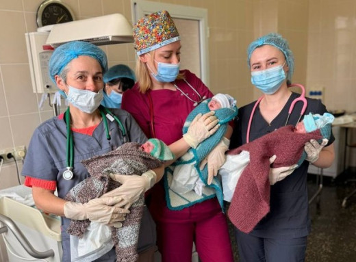 У Сумах у родині військового народилася трійня: малюків виходжують у перинатальному центрі фото