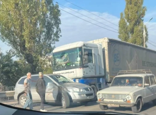 У Сумах на мосту зіткнулися легковик і вантажівка фото