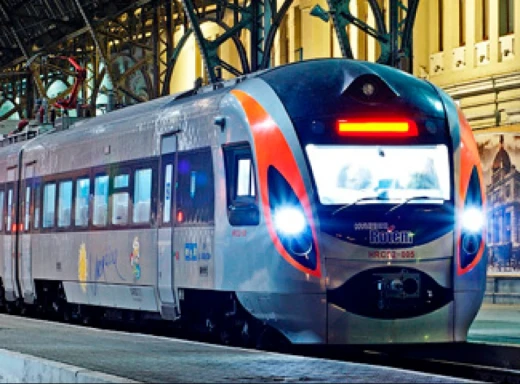 Потяг з Києва затримується: у Сумах пасажирів обіцяють розвезти по домівках фото