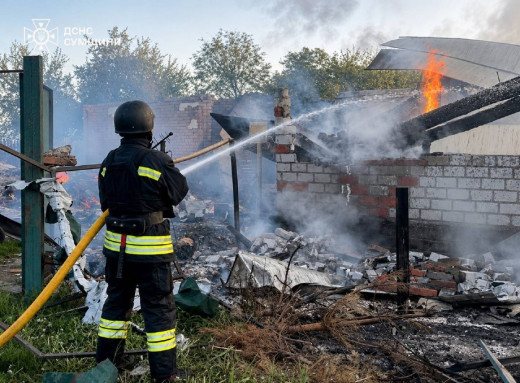 Масована атака дронів на Шосткинщину: рятувальники ліквідували пожежі у п’яти населених пунктах фото