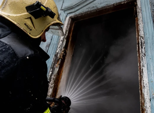 У Сумах під час пожежі вогнеборці врятували пенсіонера (відео) фото