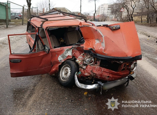 Зіткнення на Холодногірській: у Сумах в аварії постраждали водій та двоє пасажирів фото