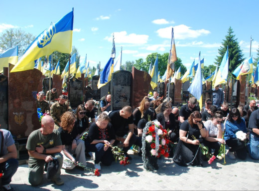 Шостка провела в останню путь двох захисників України Владислава Хабенка та Дмитра Цибулька фото